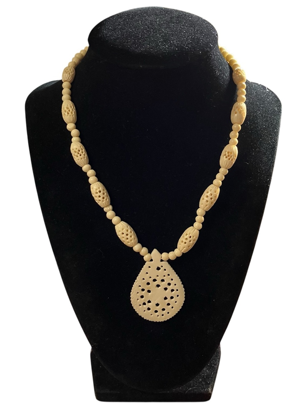 Vintage Handcrafted Cream Carved Celluloid Teardrop Pendant Choker Necklace 14”